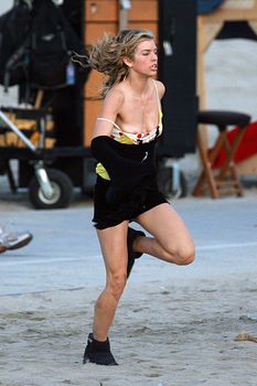 Голый сосок АнныЛинн МакКорд во время бега фото #12