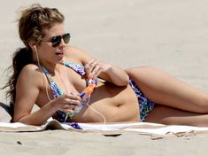 Возбуждающая АннаЛинн МакКорд в бикини на пляже Лос-Анджелеса фото #4