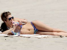 Возбуждающая АннаЛинн МакКорд в бикини на пляже Лос-Анджелеса фото #6