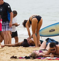 АннаЛинн МакКорд черном бикини на пляже в Сиднее фото #2