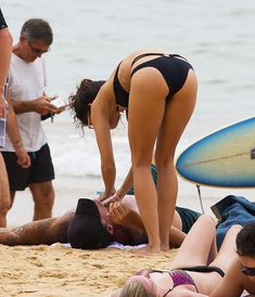 АннаЛинн МакКорд черном бикини на пляже в Сиднее фото #3