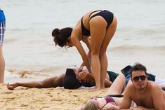 АннаЛинн МакКорд черном бикини на пляже в Сиднее фото #4