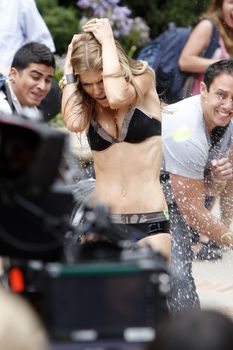 Сексуальная фигура АнныЛинн МакКорд в купальнике на съемках фото #18