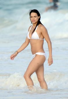 Эротичная Мишель Родригес в бикини на пляже в Мексике фото #13