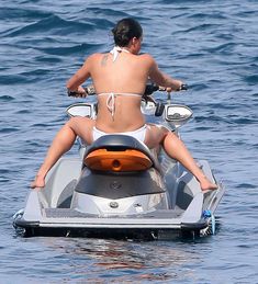 Сексуальная Мишель Родригес в белом бикини на яхте фото #8