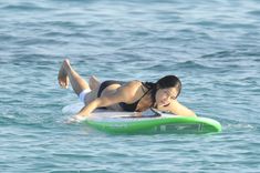 Мишель Родригес в черном бикини занимается серфингом с веслом фото #1