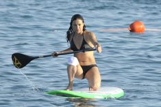 Мишель Родригес в черном бикини занимается серфингом с веслом фото #2