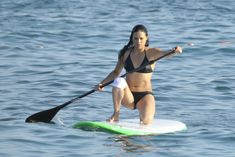 Мишель Родригес в черном бикини занимается серфингом с веслом фото #3