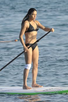 Мишель Родригес в черном бикини занимается серфингом с веслом фото #6