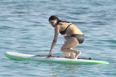 Мишель Родригес в черном бикини занимается серфингом с веслом фото #7