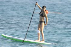 Мишель Родригес в черном бикини занимается серфингом с веслом фото #9