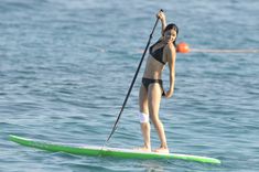 Мишель Родригес в черном бикини занимается серфингом с веслом фото #10
