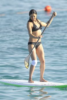 Мишель Родригес в черном бикини занимается серфингом с веслом фото #14