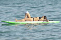 Мишель Родригес в черном бикини занимается серфингом с веслом фото #18