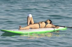 Мишель Родригес в черном бикини занимается серфингом с веслом фото #19