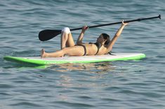 Мишель Родригес в черном бикини занимается серфингом с веслом фото #20