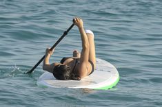 Мишель Родригес в черном бикини занимается серфингом с веслом фото #21