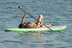 Мишель Родригес в черном бикини занимается серфингом с веслом фото #22