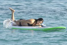 Мишель Родригес в черном бикини занимается серфингом с веслом фото #27