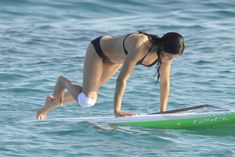 Мишель Родригес в черном бикини занимается серфингом с веслом фото #28