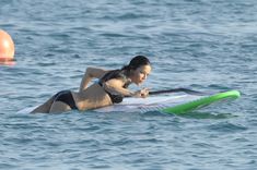 Мишель Родригес в черном бикини занимается серфингом с веслом фото #31