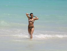 Сексапильная Мишель Родригес в мокром купальнике в Майями фото #1