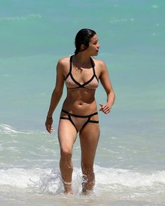 Сексапильная Мишель Родригес в мокром купальнике в Майями фото #2