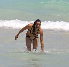 Сексапильная Мишель Родригес в мокром купальнике в Майями фото #3