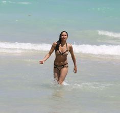 Сексапильная Мишель Родригес в мокром купальнике в Майями фото #4