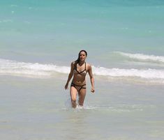 Сексапильная Мишель Родригес в мокром купальнике в Майями фото #5