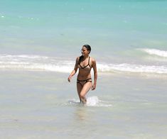 Сексапильная Мишель Родригес в мокром купальнике в Майями фото #6