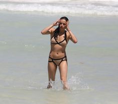 Сексапильная Мишель Родригес в мокром купальнике в Майями фото #9