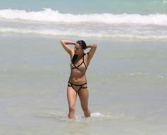 Сексапильная Мишель Родригес в мокром купальнике в Майями фото #10