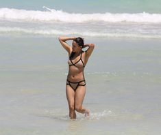 Сексапильная Мишель Родригес в мокром купальнике в Майями фото #11
