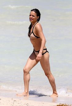 Сексапильная Мишель Родригес в мокром купальнике в Майями фото #15