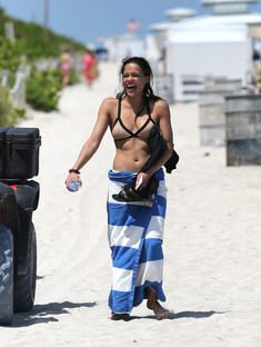 Сексапильная Мишель Родригес в мокром купальнике в Майями фото #20