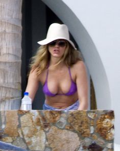 Аппетитная грудь Дженнифер Энистон на отдыхе в Мексике фото #10