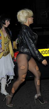 Леди Гага с наклейками на сосках и в колготах с дырками фото #6