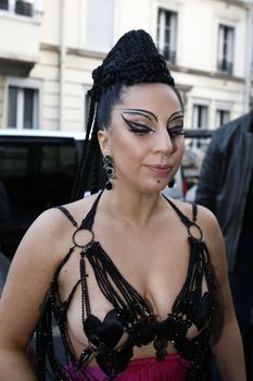 Леди Гага без лифчика в Париже фото #1