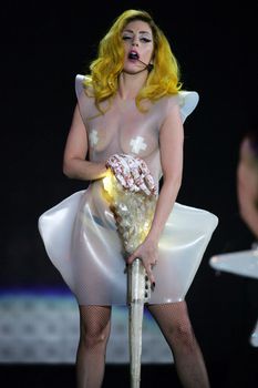 Леди Гага на концерте с заклеенными сосками фото #1