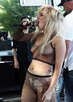 Леди Гага в развратной одежде прыгнула к фанатам со сцены фото #1