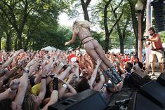 Леди Гага в развратной одежде прыгнула к фанатам со сцены фото #2