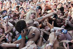 Леди Гага в развратной одежде прыгнула к фанатам со сцены фото #4