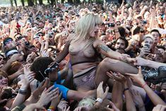 Леди Гага в развратной одежде прыгнула к фанатам со сцены фото #5