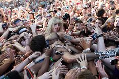 Леди Гага в развратной одежде прыгнула к фанатам со сцены фото #6
