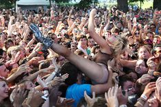 Леди Гага в развратной одежде прыгнула к фанатам со сцены фото #7