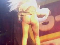Леди Гага стянула трусики на сцене фото #1