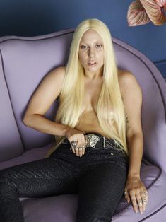 Леди Гага с голой грудью на диване фото #3