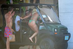 Возбуждающая Леди Гага в бикини на Багамских Островах фото #11
