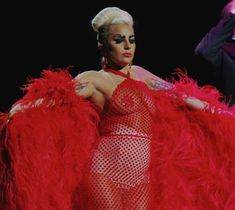 Леди Гага выступает без бюстгальтера в Лондоне фото #1